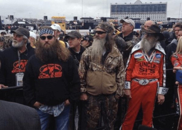 DriveDLI's tweet photo. Woman Says "Duck Commander" Big Rig Killed Her Daughter #DuckCommander500 #trucking https://t.co/brUM3f8HnA https://t.co/cDnkZBs8SJ