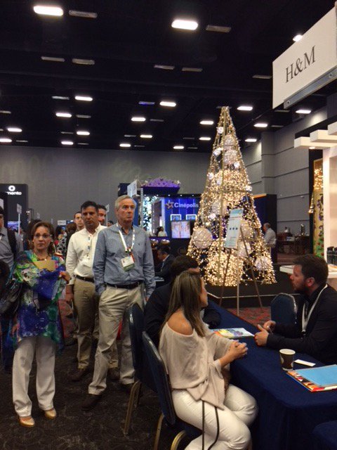 ICSC's tweet photo. Check out the line to speak to H&amp;M at #retail connections #REConLA! https://t.co/XHFp89Cgyr