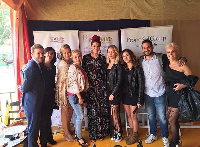 yleniaysoniape's tweet photo. Así de guapas están #yleniaysonia con sus compis y @lasanchez en la Feria de abril! 💃🏼 #PekínExpress https://t.co/9H4evz6nTA