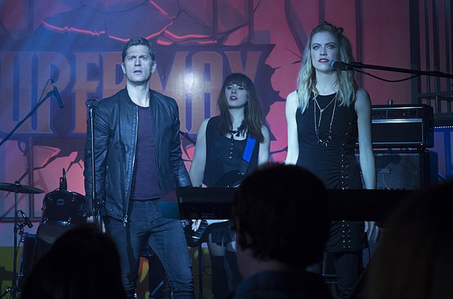 billboard's tweet photo. .@ThisIsRobThomas (musician) meets @RobThomas (screenwriter) in "iZombie" (exclusive) https://t.co/0Aux8wJVyf https://t.co/2vqRHabWGP
