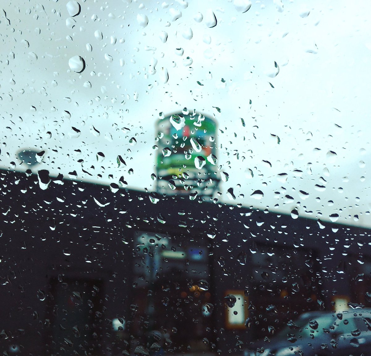hannahteak's tweet photo. Water on water tower. #metaIRL #brooklyn https://t.co/qLuqop6yqh