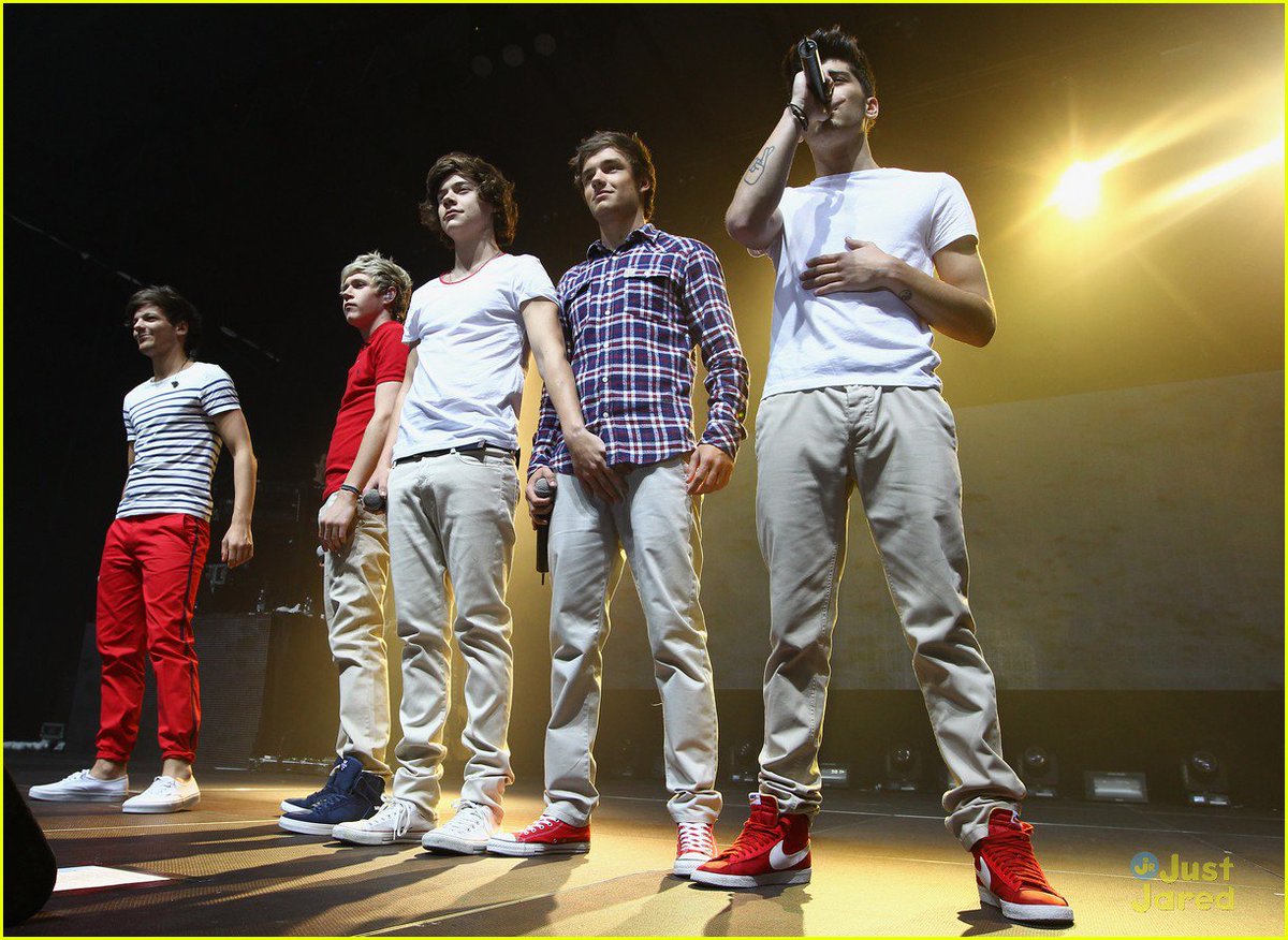 todays1dhistory's tweet photo. Today (April 21) in 2012 - Harry gets handsy at UAN Auckland https://t.co/9QzZDISvrA