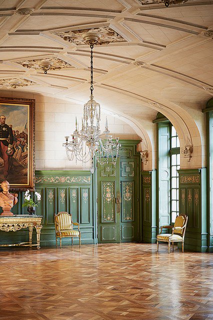 _houseandgarden's tweet photo. Have a look around the grand rooms of this towering Renaissance chateau » https://t.co/KrIc8cLCa1 https://t.co/7mTULtNxFr