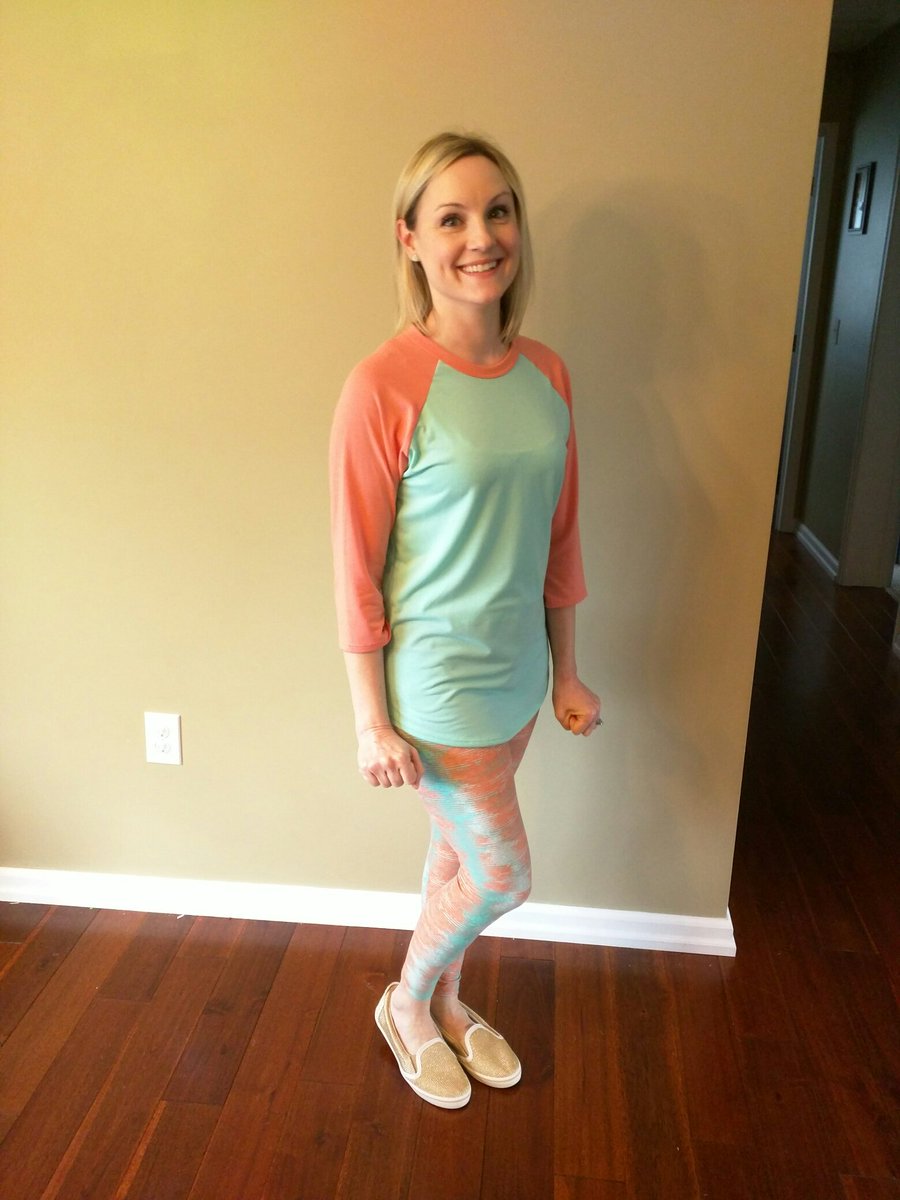 LuLaRoe_Alisa's tweet photo. I'm excited to be selling LuLaRoe soon!! Here I am wearing a #RandyT & famous #buttersoft #leggings!
#LuLaRoe #quebe https://t.co/cydEnq3YB8