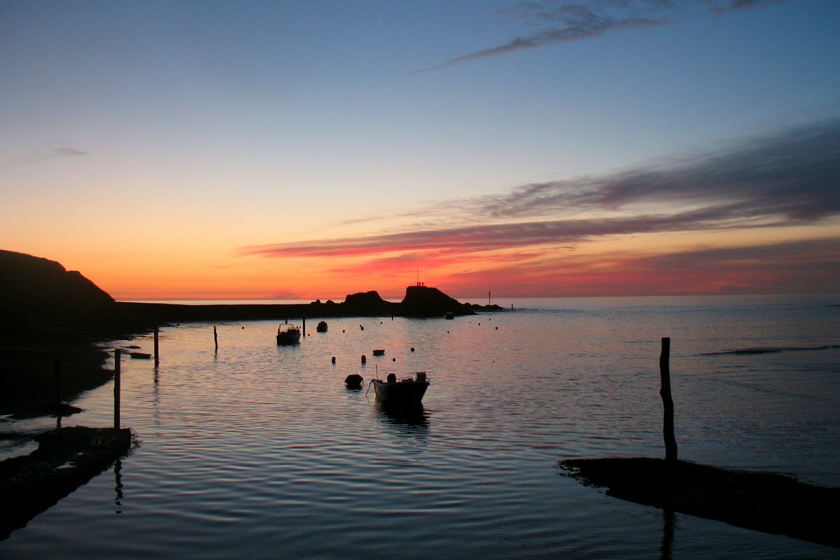 Most gorgeous #sunset over #Bude #lockgates #barrellrock this evening. #Bigupbude #Cornwall