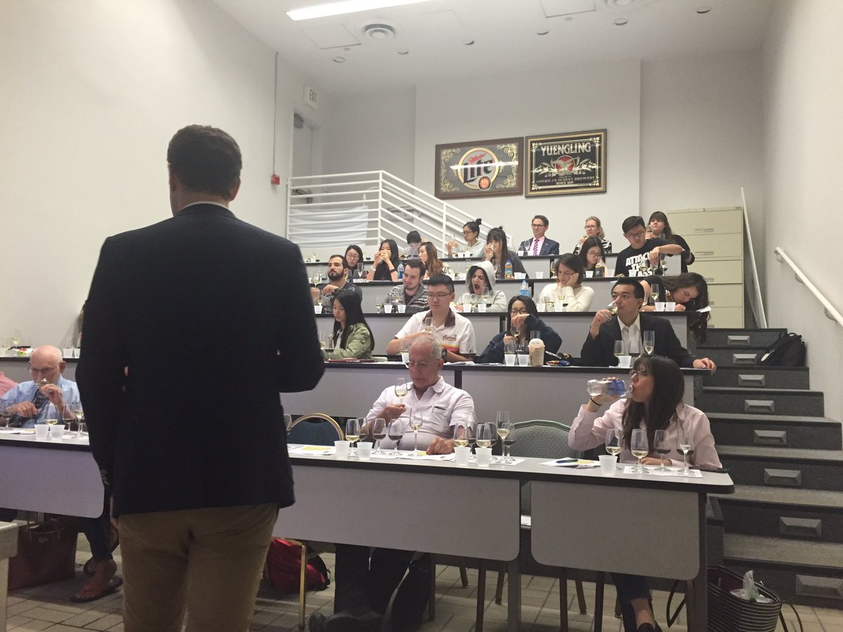 SpainFoodWineUS's tweet photo. Talking @RiberaRuedaWine #Verdejo with @FIUHospitality students. #bestofspainclass https://t.co/zHIGqQOoS5