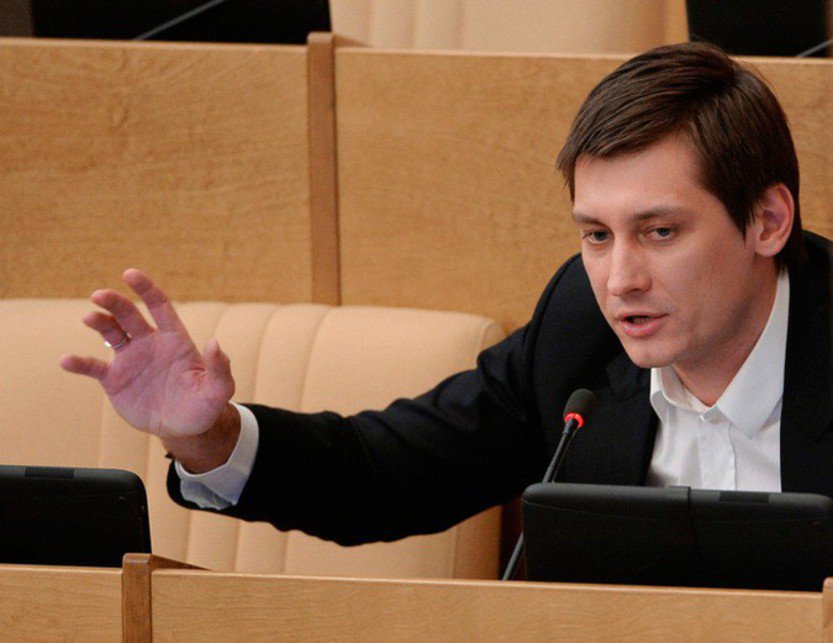 RidusNews's tweet photo. В Госдуме выяснят, почему Дмитрий Гудков предпочел Штаты Тамбову и Рязани https://t.co/wjXDFqrWt1 https://t.co/iygXAGquGd