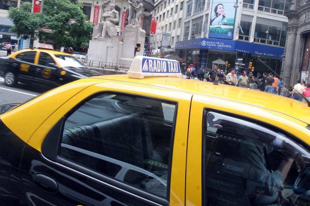 AgenciaTelam's tweet photo. Un taxista fue detenido acusado de pedir una coima para devolver una valija https://t.co/kS7euCH9zw https://t.co/Ie7hIA65lz
