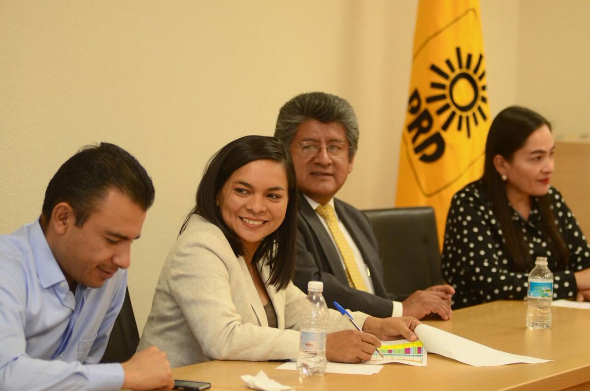 Beatriz_Mojica's tweet photo. Junto con diputadas y diputados @GP_PRDLXIII @PRDMexico expusimos nuestras inquietudes frente a #Elecciones2016 https://t.co/HX947LwJtz
