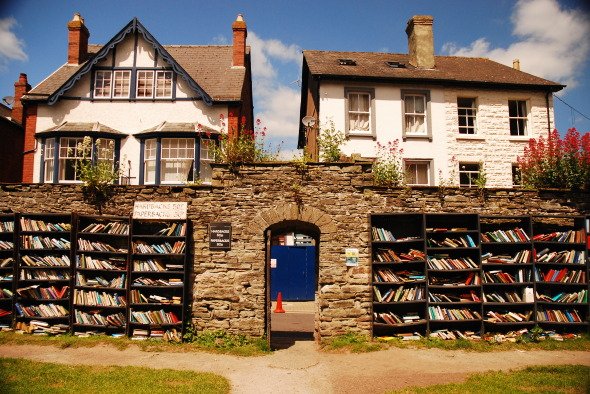 BookRiot's tweet photo. A list of the 11 most bookish places on Earth leads off today's Critical Linking: https://t.co/Zlxxei72Bn https://t.co/wvPs0Cl3IV