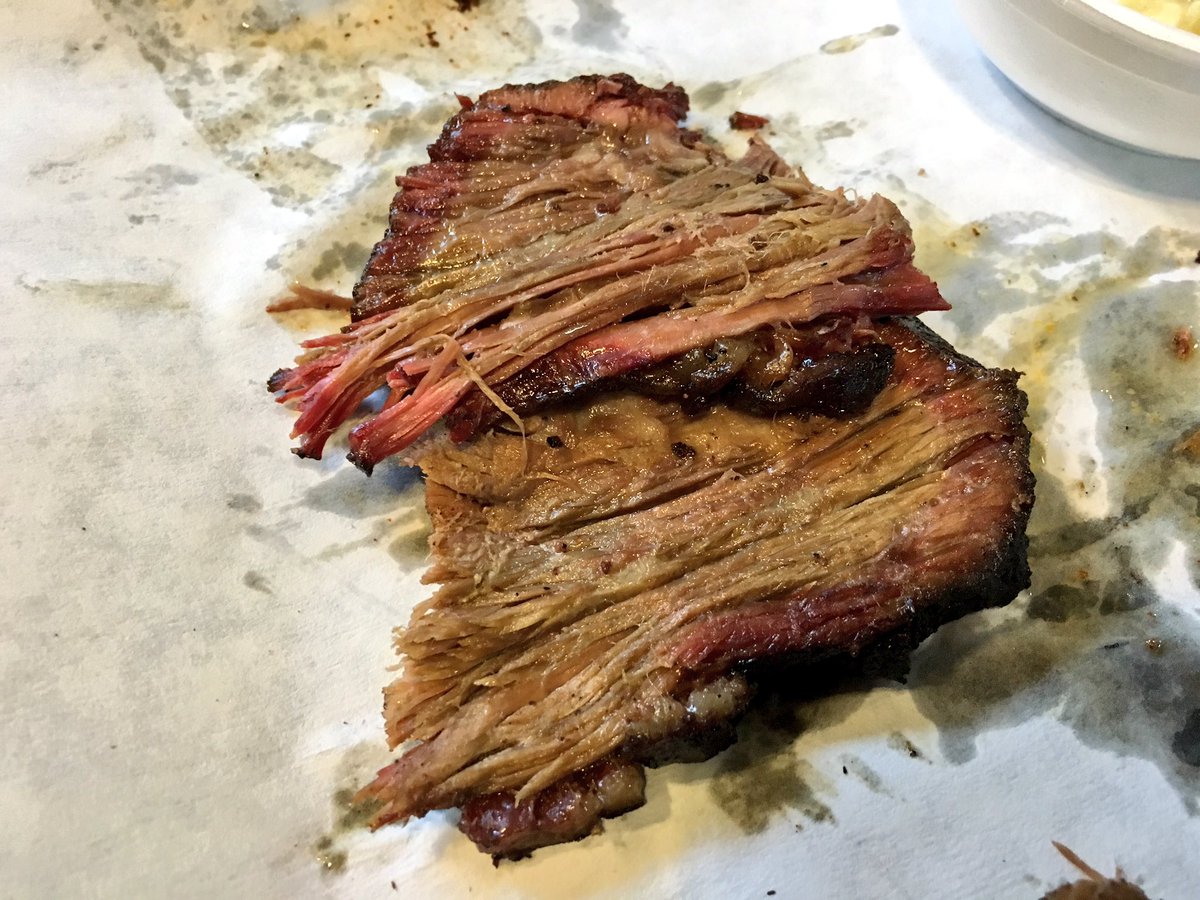 BBQsnob's tweet photo. Say it with me: "Slice the brisket against the grain." Don't ruin hours of work by turning it into beef strings. https://t.co/947hZP6PWb