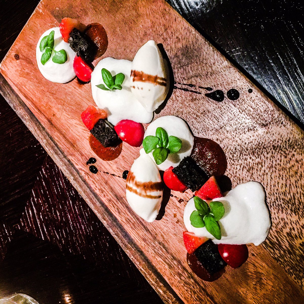 dance2eat's tweet photo. Matured #GoatsCheese #IceCream #Tomato #Vanilla #Compote #OliveCake #Strawberries @AquaLondon #London #Dance2Eat https://t.co/evVig3EOyo