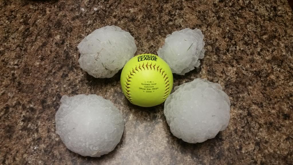 japotts20's tweet photo. Hail in Wylie #wfaaweather https://t.co/2xJCuAPlHd