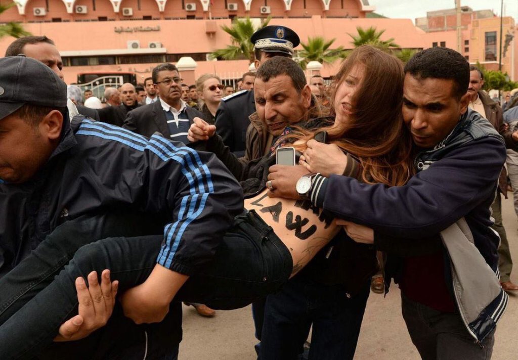Noemie_Ducarrey's tweet photo. 2 prisonniers gay marocains enfin relaxés grâce ô #FEMEN 💪🏻 #BeniMellal #LGBT #InGayWeTrust #HumanRightsDefenders ✊🏻 https://t.co/VjkEQqqvgw