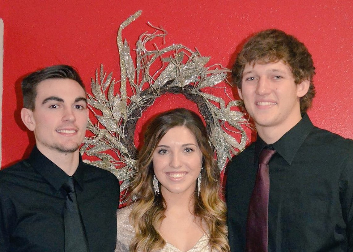 cindylouhoo31's tweet photo. โคPlanning the graduation party for these 3 friends. #timeflies #whenyourhavingfun #seniors https://t.co/Wqjrc3KnEK