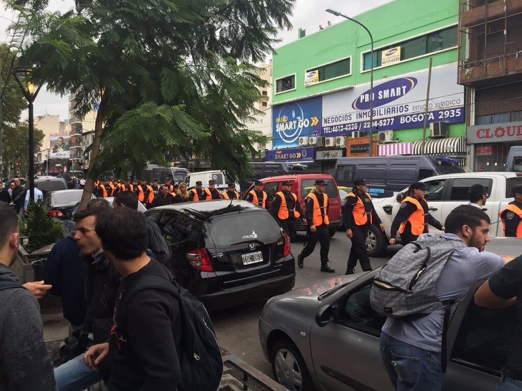 solotransito's tweet photo. Sigue fuerte operativo policial en Av Avellaneda alt Nazca  vía @comerafuera // #Manteros https://t.co/fBuO69Qp12