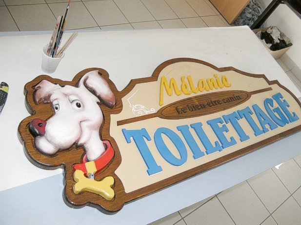 sascombigraf's tweet image. Un nouvel admirateur pour l&apos;enseigne de toilettage en bois de mélèze.