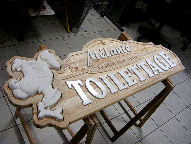 sascombigraf's tweet image. Un nouvel admirateur pour l&apos;enseigne de toilettage en bois de mélèze.