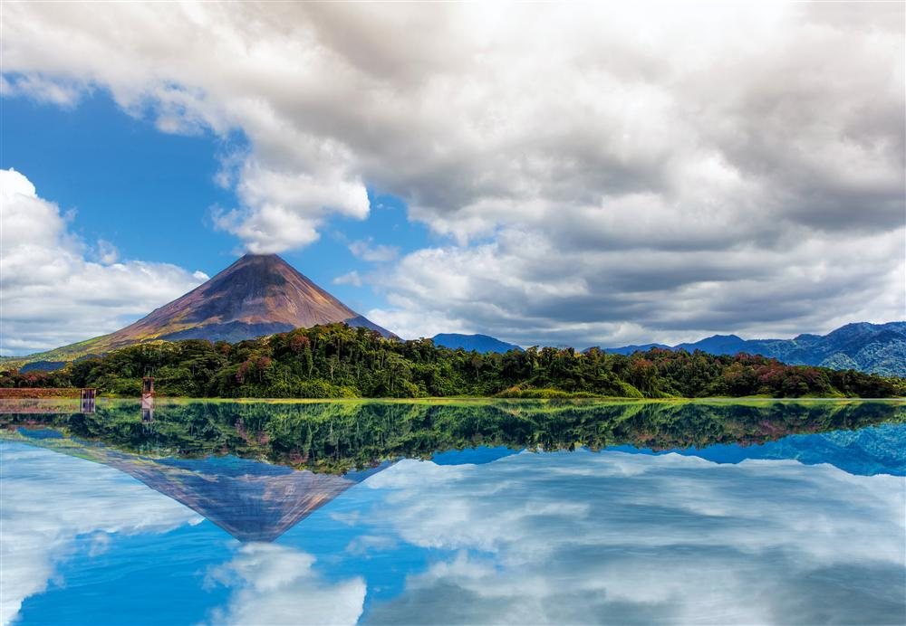 ViajesNG's tweet photo. Costa Rica: entre volcanes y playas. Un paseo por el país con más biodiversidad del mundo https://t.co/haepcpEgTa https://t.co/JLsPtKls1M