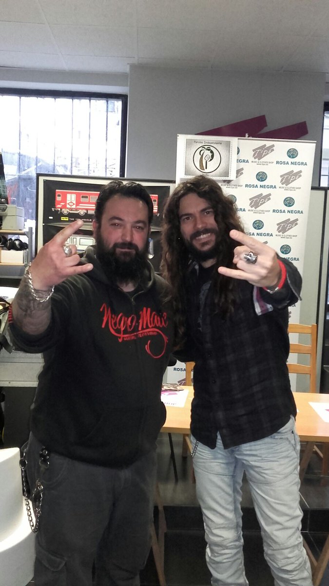 Alvaro_guardo's tweet photo. Con @LeoJimenezMetal en su firma del nuevo disco. Un tío muy grande https://t.co/gCmL5PoUEQ