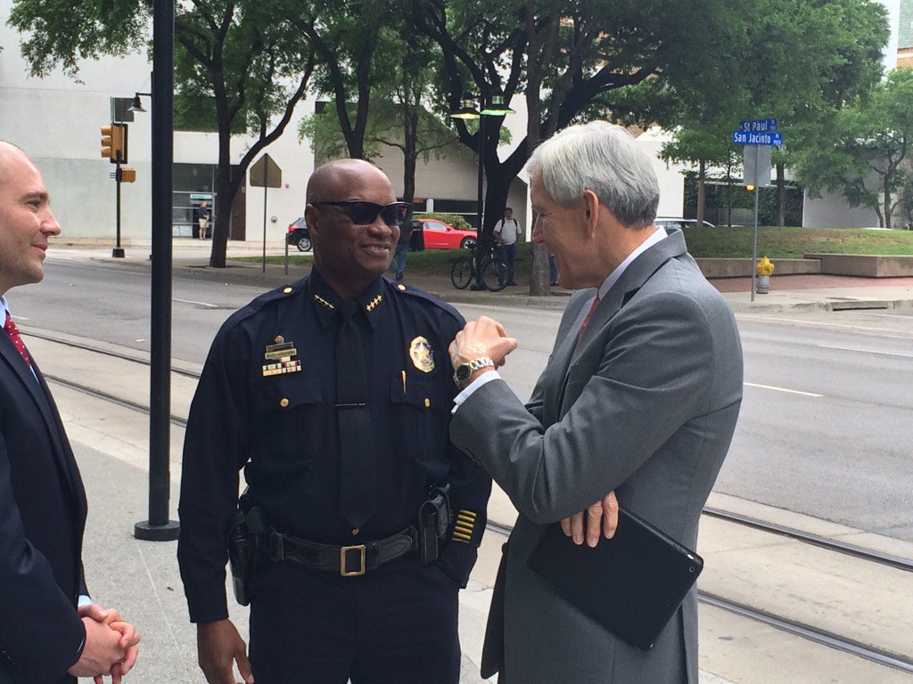 shaunrabbfox4's tweet image. Former Mayor Tom Leppert with Chief David Brown at 1st Dallas. #BackThe Blue news conference