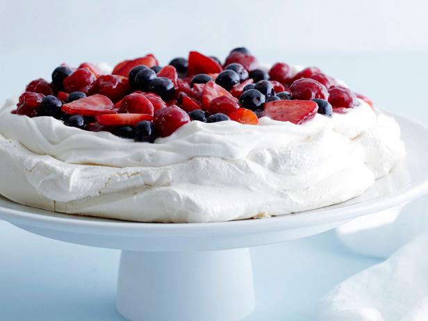 FoodNetwork's tweet photo. Top heavenly Pavlova with the freshest berries you can find for a new springtime favorite: https://t.co/PTJi21VlTm. https://t.co/94QqHPQ21Y
