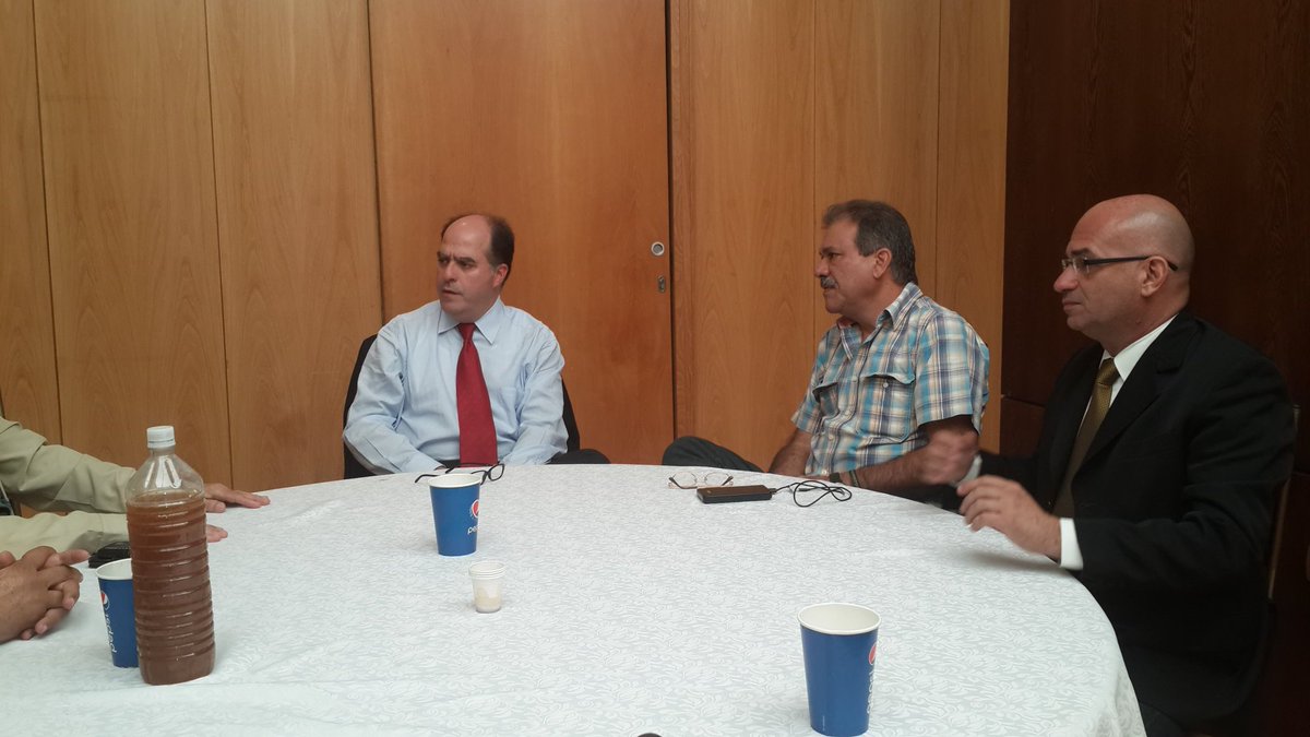 VivaBarinas's tweet image. Con @JulioBorges  analizando situacion nacional y acciones para activar #refendum  @MachinMachin