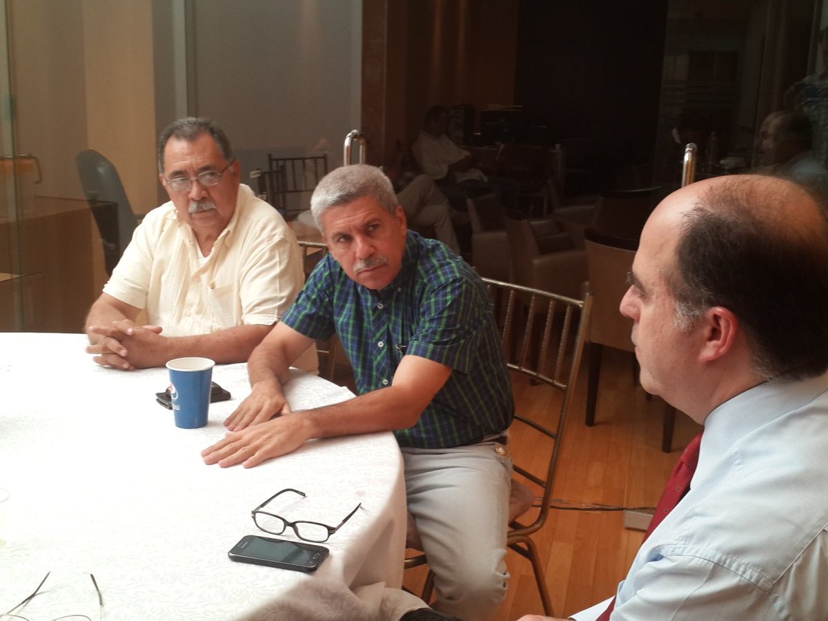 VivaBarinas's tweet image. Con @JulioBorges  analizando situacion nacional y acciones para activar #refendum  @MachinMachin