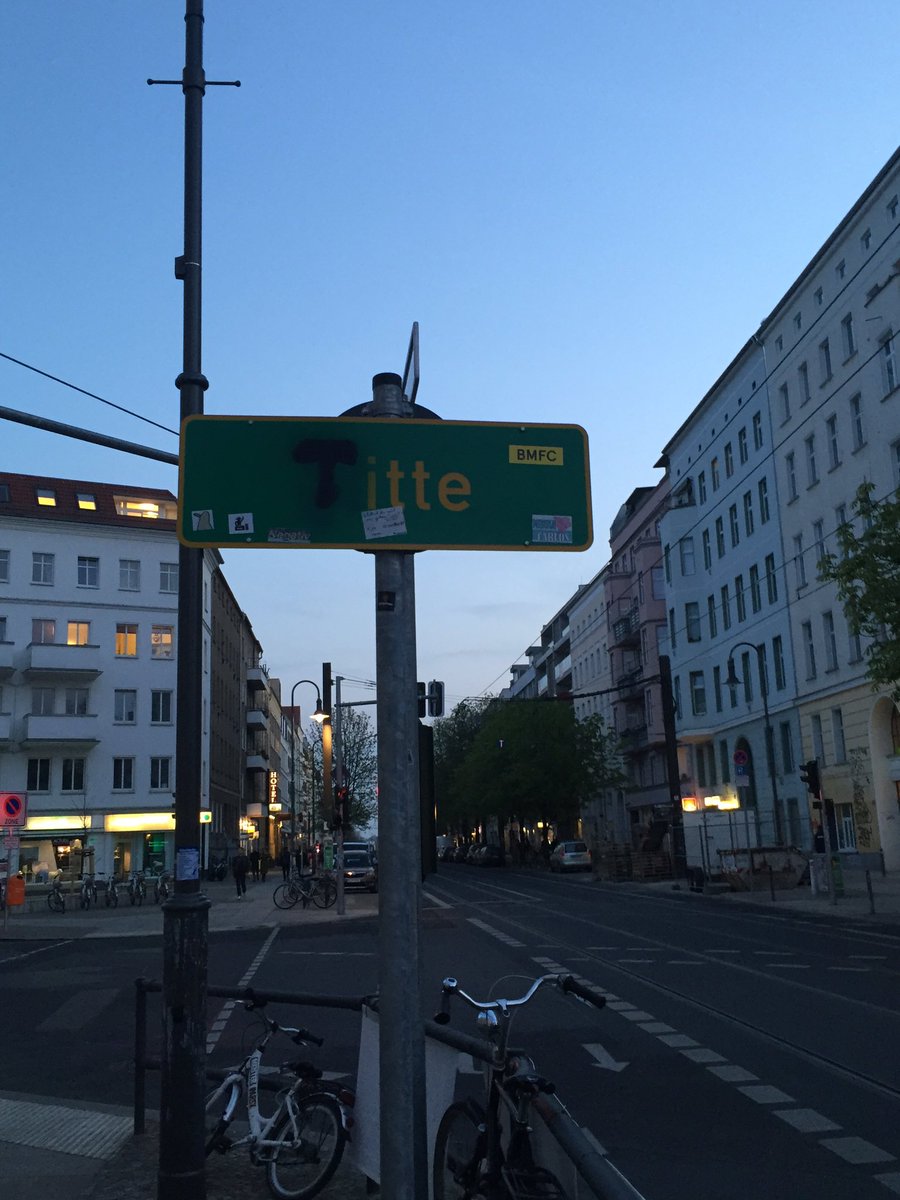 gruhvi's tweet photo. Weeste Bescheid. #ditisberlin. #jenau. #Berlin Mitte. https://t.co/bO1S8g5nYW