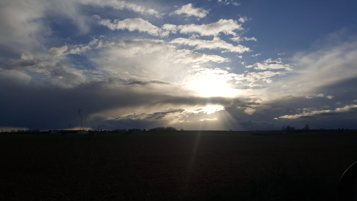 JanoRicardo's tweet photo. Un claro al atardecer despues del chubasco en Gordoncillo (León) @monicalopez_tve @aquilatierratve  @abarniol_tve https://t.co/waG9p3bmew