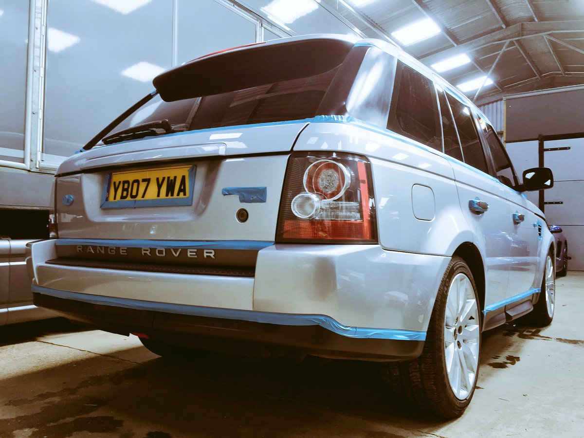 lucent_uk's tweet image. There's something therapeutic about masking a car prior to polishing. #detailing #rangerover