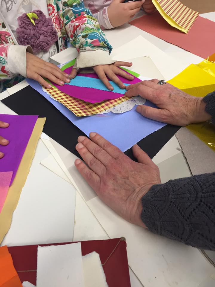 bibliosmataro's tweet photo. Toquem, reflexionem, parlem, mirem, olorem... el #paper.Mides, colors, formes, textures.I acabem creant una història https://t.co/1CQ6feqYN2