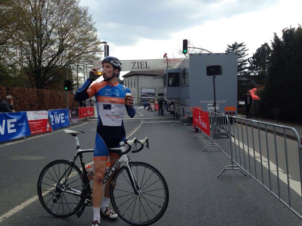 teamskits's tweet photo. Dion bereikte das Ziel en legde zijn zaligheid in het drinken van twee biertjes: https://t.co/rPNnEnoFBQ https://t.co/gKhS5Ydvfo