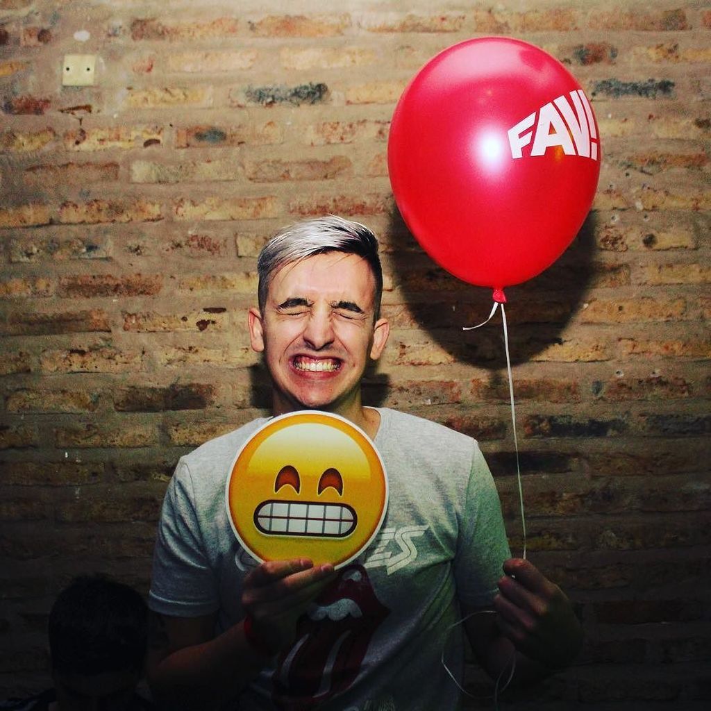 favnetwork's tweet photo. Ingresá a nuestra #fanpage y etiquetate en tu foto del #FAVMeetUp! 😜📸 👉🏻 … https://t.co/8JkTOr7b1a https://t.co/GsaVV27sn8