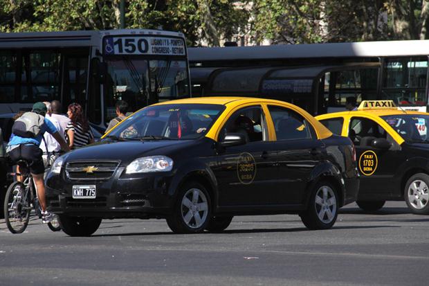 Continental590's tweet photo. #BravoContinental | #Ahora marcha de taxistas en contra de Uber | https://t.co/NLuAtdPiu5 | https://t.co/zKgWxEGcpH