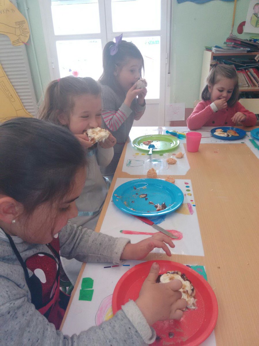 crafloridaduero's tweet photo. Alta Cocina en el #ColeChef de #Sieteiglesias caramelizando #Choco 🍫 #Plátano 🍌 y #Nata 🍦#RicaMerienda @educacyl https://t.co/l0CixE3L8L