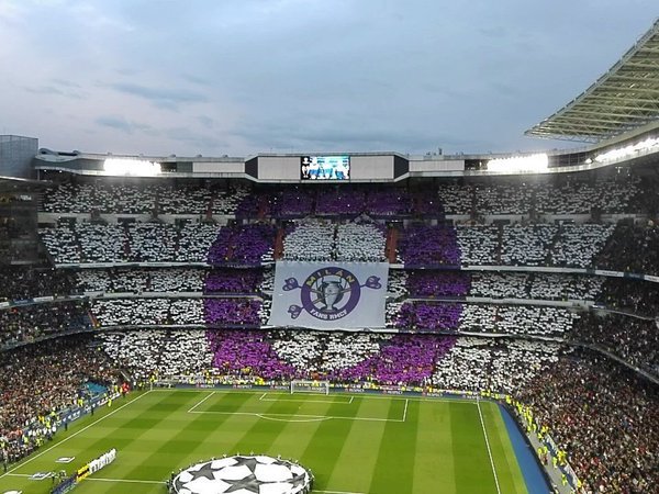 FiebreCule's tweet photo. Grande el Madrid haciendo un mosaico con el número de los títulos que ganaron la temporada pasada. https://t.co/glx8WLDdO4