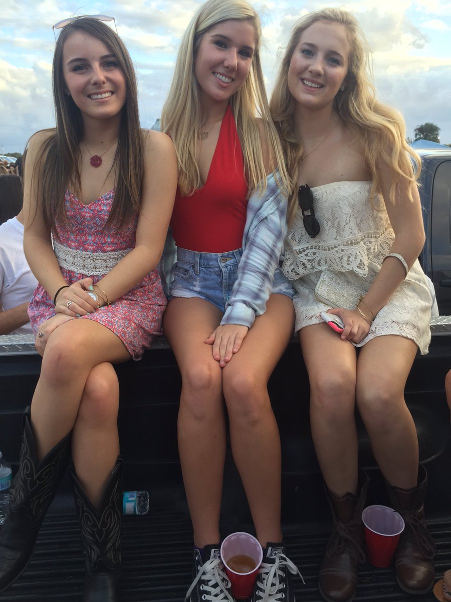 Happy birthday <a href="/HartmannLindsey/">Lindsey Hartmann</a> so happy to have you as one of my bestfriends love you so much ❤️