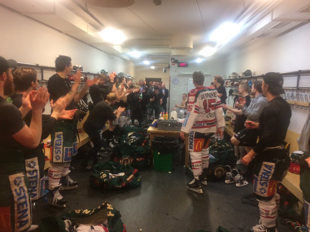 frolunda_hc's tweet photo. Det här laget gick precis till SM-final! Det är inget annat än underbart! #vägentillgötaplatsen https://t.co/VHw6Fjjnyx