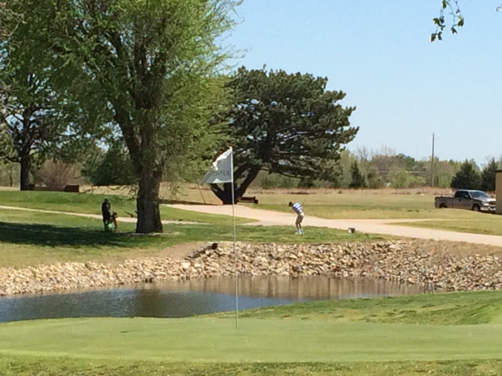LyonsMSPrinKL's tweet photo. Nick with his tee shot on the short par 3 at Kingman. #lyonsgolf2016 https://t.co/XLiuu4x2kZ