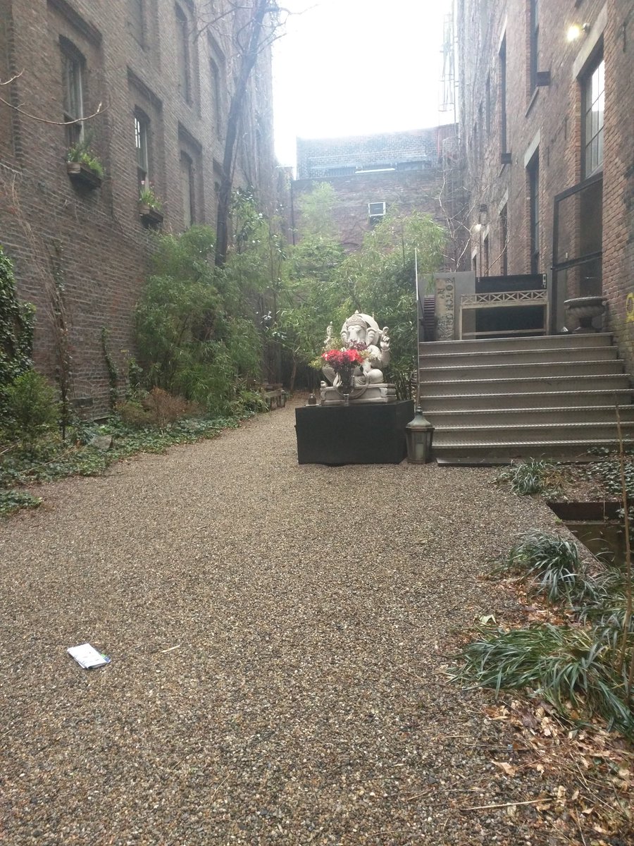 alinawtsui's tweet image. Passed by this inspiring scene. #soho #learningJavascript #resistance