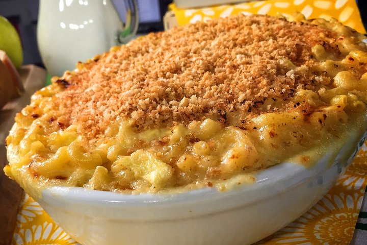 660news's tweet photo. . @nicolegourmet shows @leahsarich how to whip up Apple Beer Mac & Cheese #CDNCheeseCOOKOFF https://t.co/GVC6m0h1kN https://t.co/rGWIV3rKO6