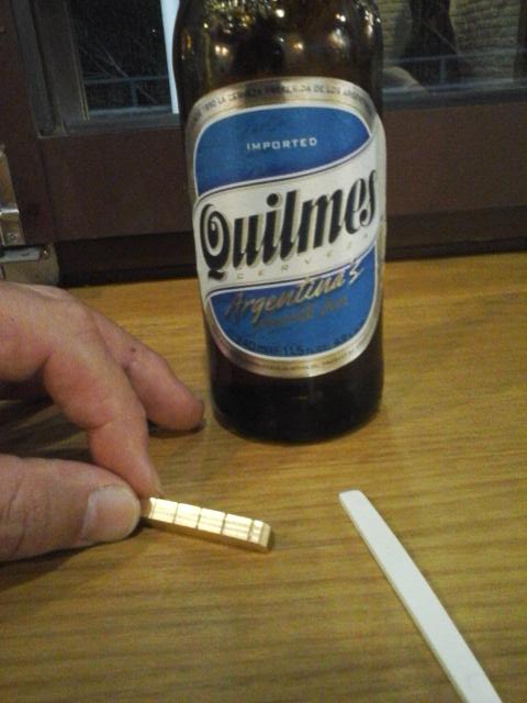 Cejuelas nuevas para mi guitarra y una cerveza argentina... Ché !! No podés ser más feliz !!! : )