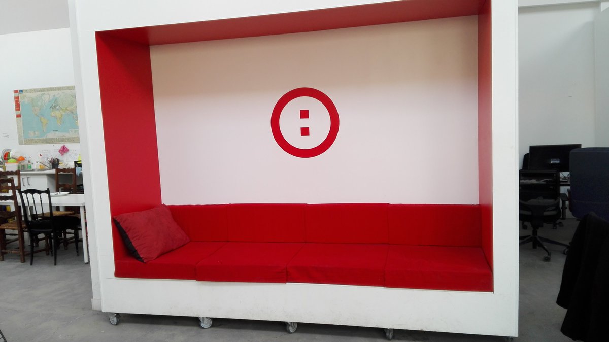 anne_delseny's tweet photo. Franchement il est pas beau le canapé rouge simplon!! C'est la classe internationale!! @simplonco #Simplonsmus2016 https://t.co/LlDFiArWCi