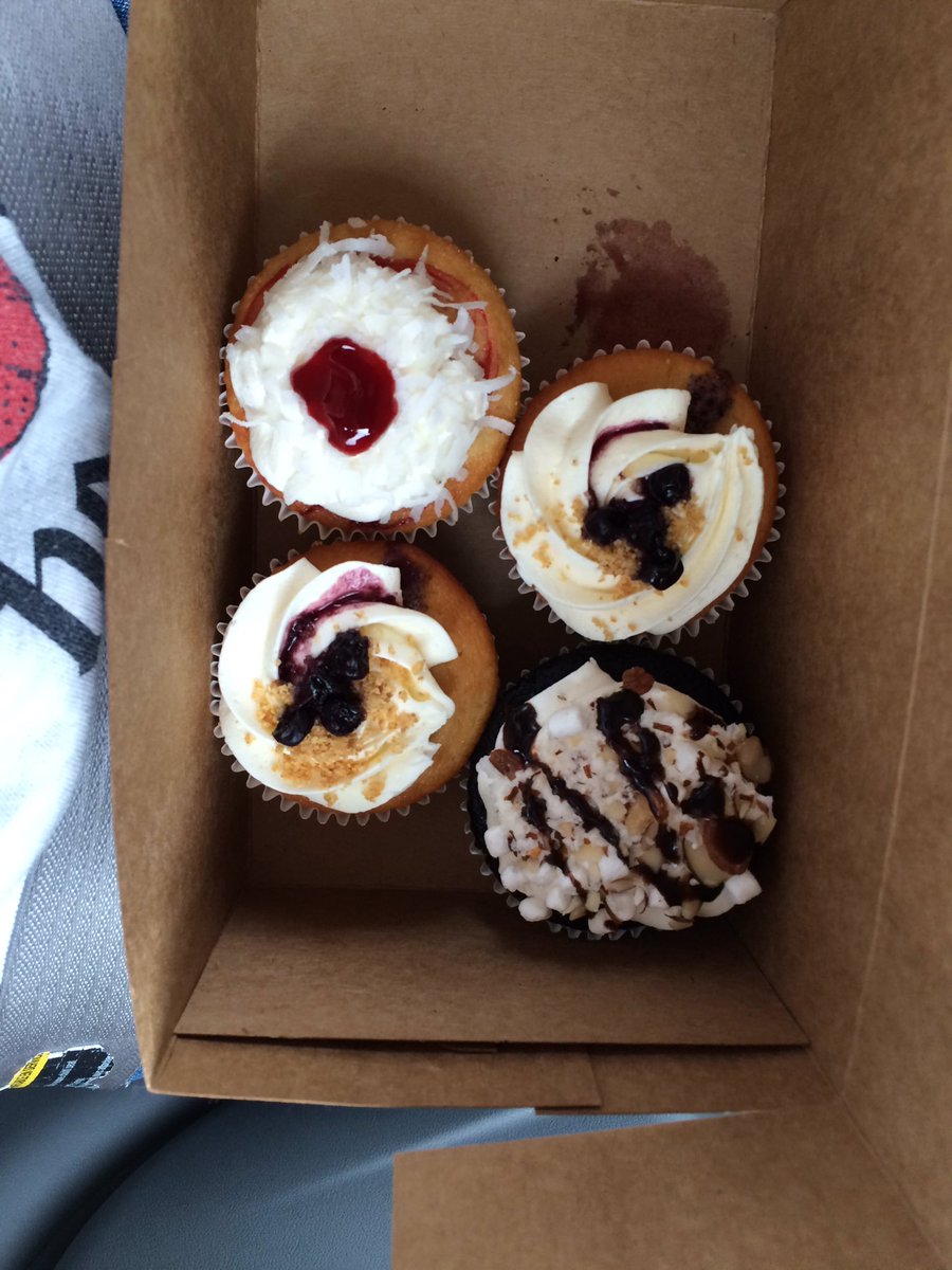 savvygirl__'s tweet photo. @stancrowell and I are having a good day. What are you doing with your lives 🌸😏🎂 #cakecakes https://t.co/ESnR5n0vmq