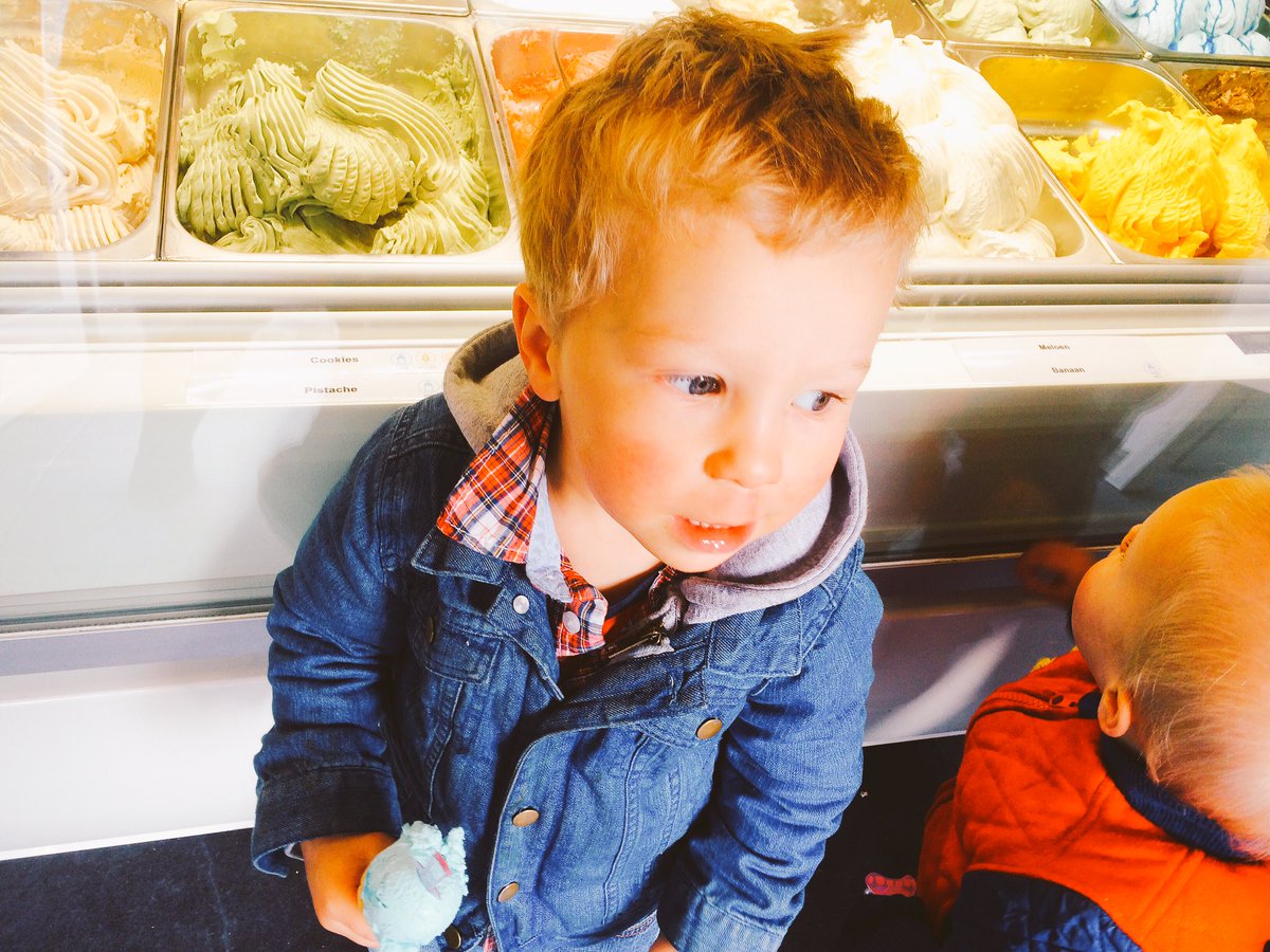 Wil je een blauw ijsje, maar je mama vindt t geen goed idee ivm e-nummers ofzoiets..Gewoon volhouden, ze geeft toe 😜