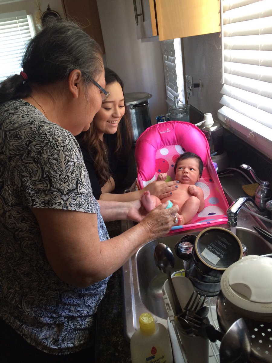 ivetteeeromo's tweet photo. The faces she makes give me life π #missNevaeh #1stbath https://t.co/FpolJ2teHt