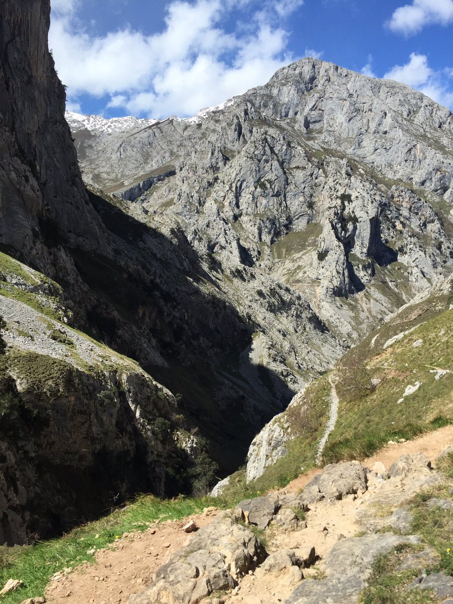 juanto6's tweet photo. Tras un buen día de monte, cena en la Sidreria @Calluenga para acabar bien el día ☺️ https://t.co/CadZKetG3D