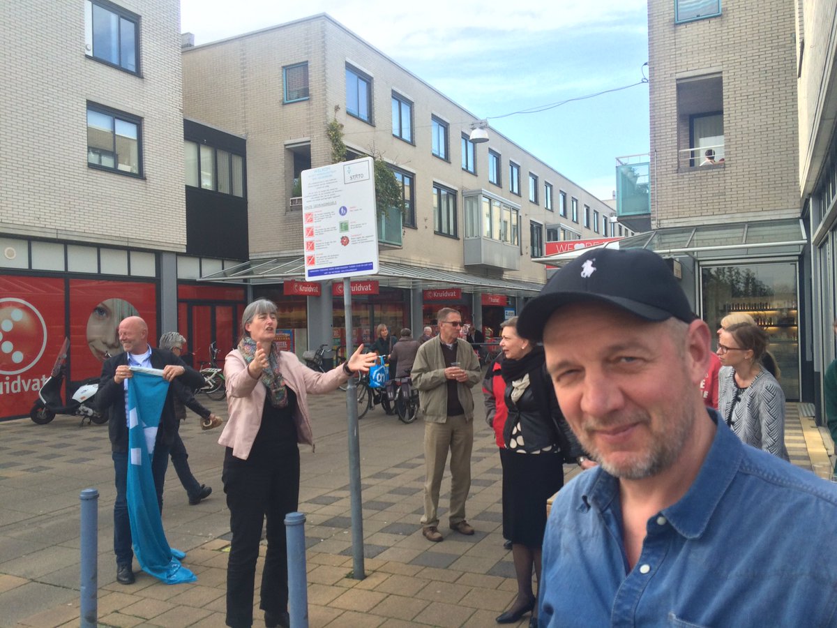 JoostvanHienen's tweet photo. Weth @ABaerveldt onthult gedragsregels V'broek veldwerker Jan Gunther betrokken #Jeugd op straat #streetcornerwork https://t.co/ibsKMV9ijK