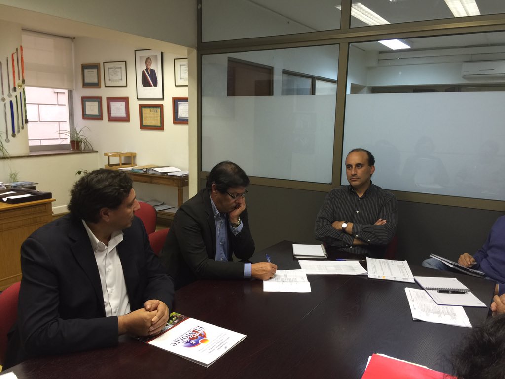 VialidadRm's tweet photo. DVRM, Claudio Aravena Rios y alcalde de El Monte, Francisco Gómez R. definen trabajos viales para esta comuna https://t.co/q6REDu3WQu